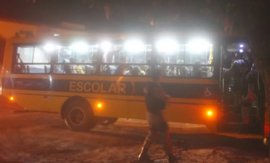 SUSTO: Homens disfarçados de estudantes fazem arrastão em ônibus escolar na RMS