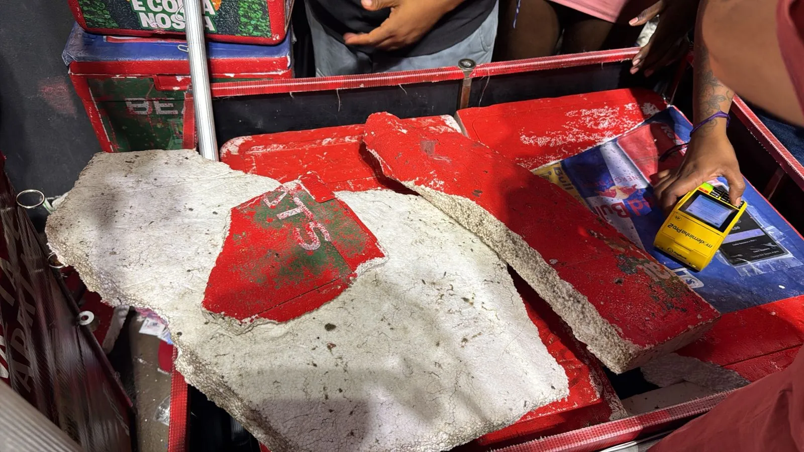 Ambulantes têm isopores destruídos durante passagem do trio de Anitta na Barra