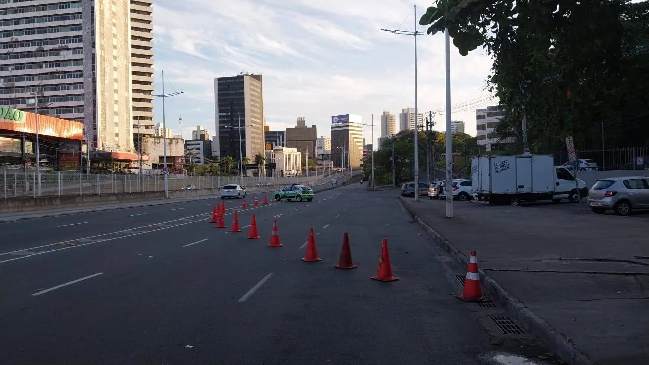 Trabalhador é socorrido após sofrer acidente durante remoção de árvore, na Avenida ACM