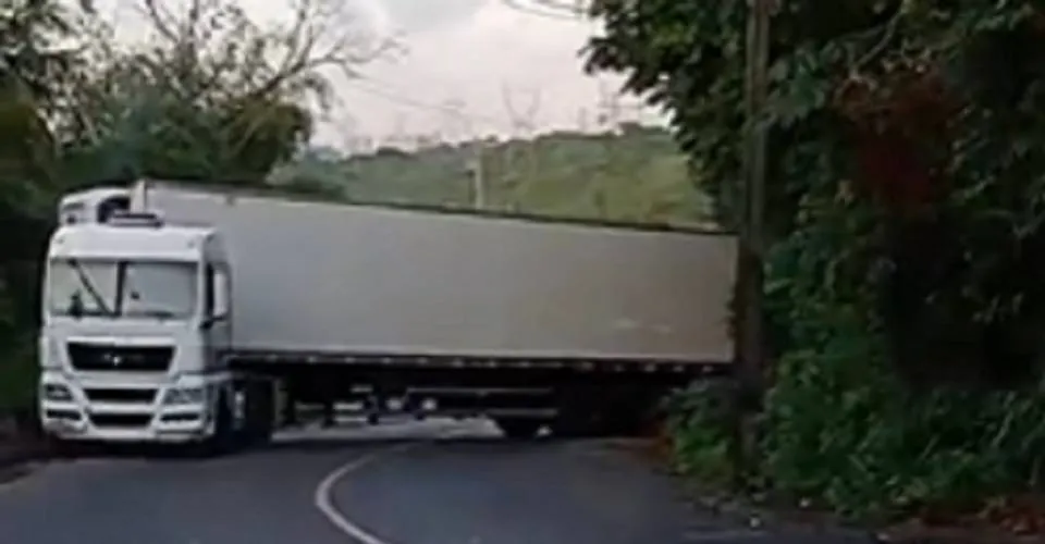 Durante conversão, carreta fica atravessada e interdita trânsito na Av. Aliomar Baleeiro