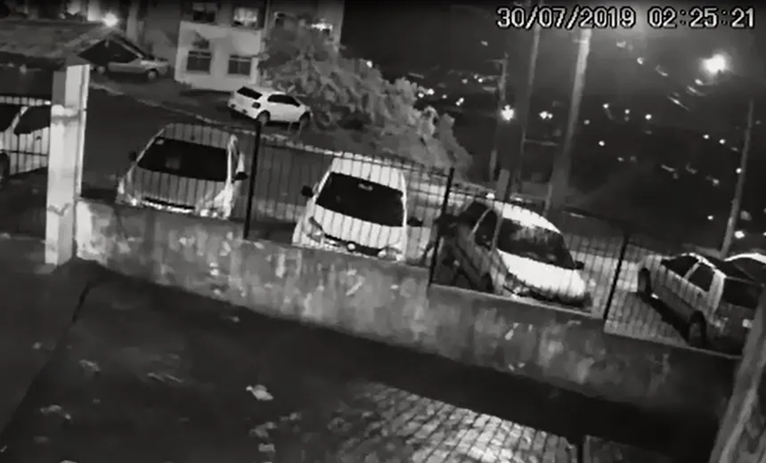 Em vídeo, homem arromba carro e leva aparelho de som no Cabula; assista 