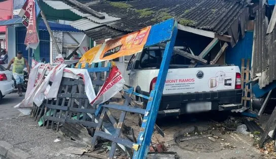 Carro descontrolado sobe calçada, bate em barraca e invade restaurante no Subúrbio de Salvador 