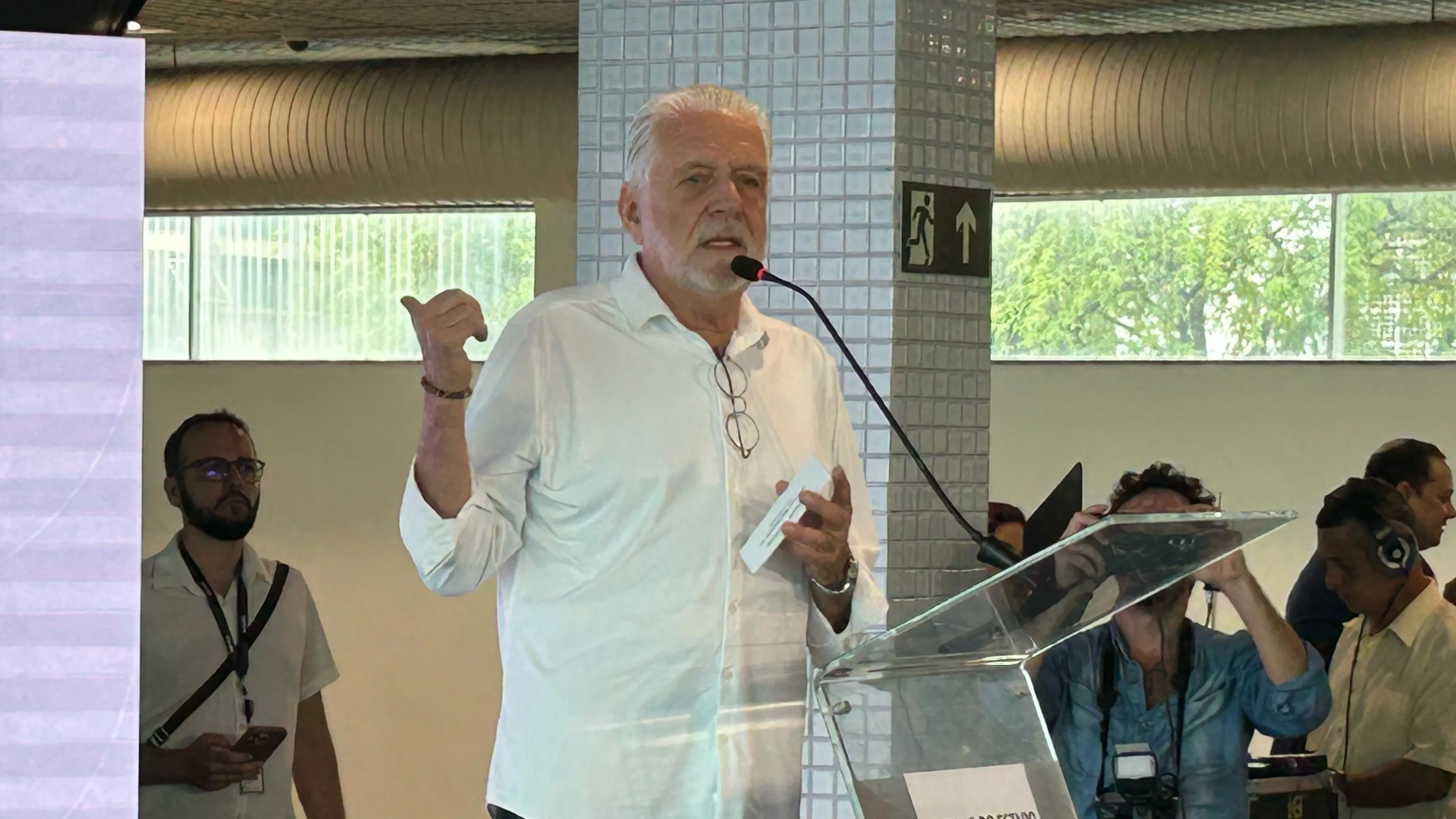 Jaques Wagner afasta intenção de abrir mão de reeleição ao Senado