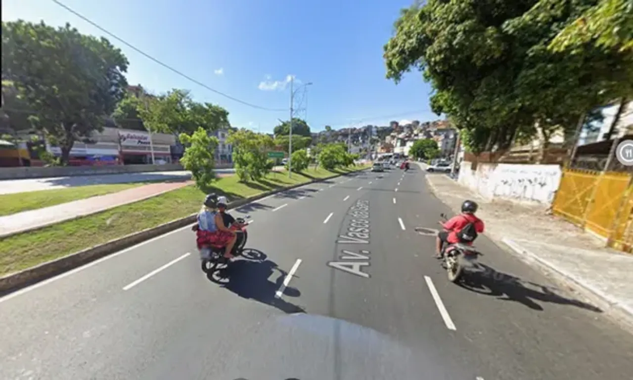 Jovem morre atropelada enquanto pedalava em avenida de Salvador. Foto: Google Street View
