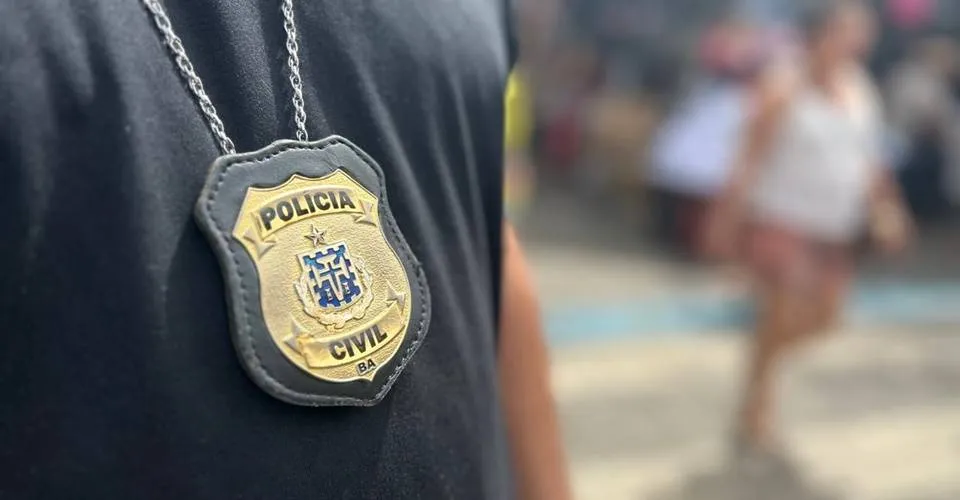 Homens são flagrados furtando televisão de 60 polegadas em loja de Salvador