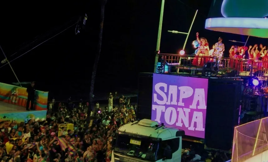 “De rosa ou azul?” Há espaço para a militância na avenida? Foliões opinam