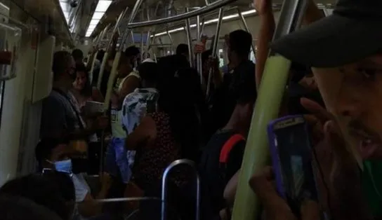 Metrô para por cerca de 20 minutos na estação Acesso Norte; passageiros são obrigados a desembarcar 