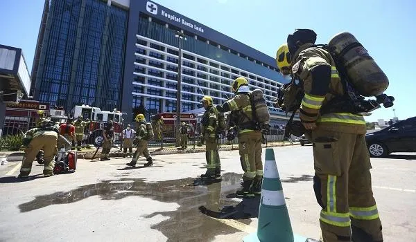 Incêndio em hospital de Brasília obriga a retirada de pacientes; unidade é referência no tratamento de Covid-19