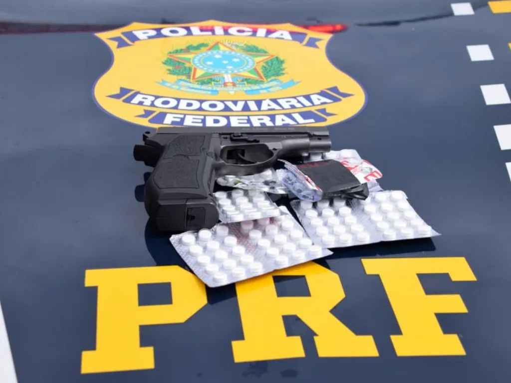Motorista é flagrado com drogas e simulacro de arma na BR-324 pela PRF