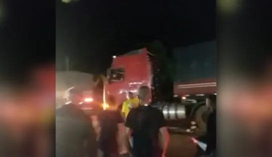 Após ter caminhão apedrejado, motorista fura bloqueio, leva barraca e atropela uma manifestante em Rondônia