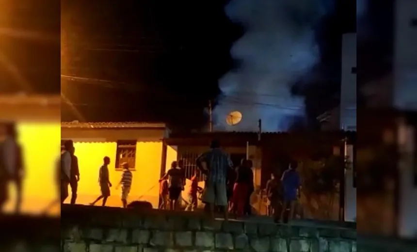 Celular que estava no carregador explode e deixa casa destruída na Bahia; veja vídeo