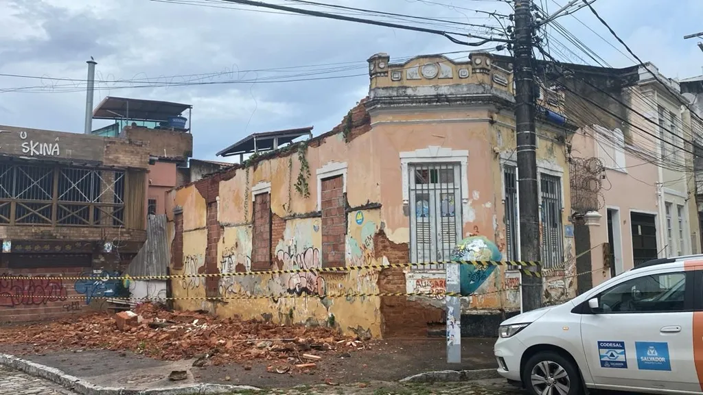 Casarão antigo desaba em Salvador; imagem chama atenção