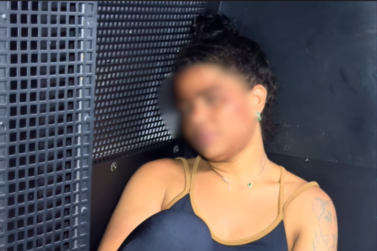 Mulher &eacute; presa ap&oacute;s quebrar vidros de viatura e danificar m&oacute;dulo policial em Salvador. Foto: Reprodu&ccedil;&atilde;o Al&ocirc; Juca 