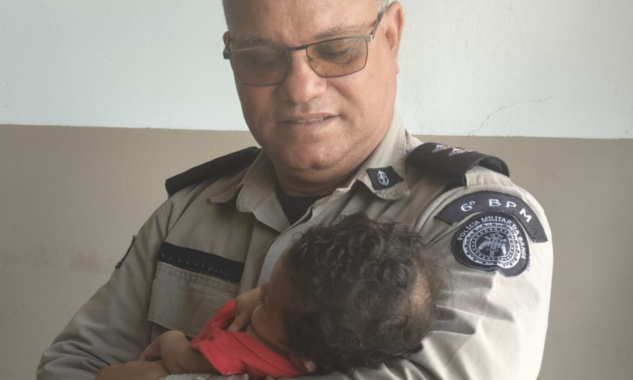 Policial salva beb&ecirc; de tr&ecirc;s meses engasgado no interior da Bahia.Foto: Reprodu&ccedil;&atilde;o