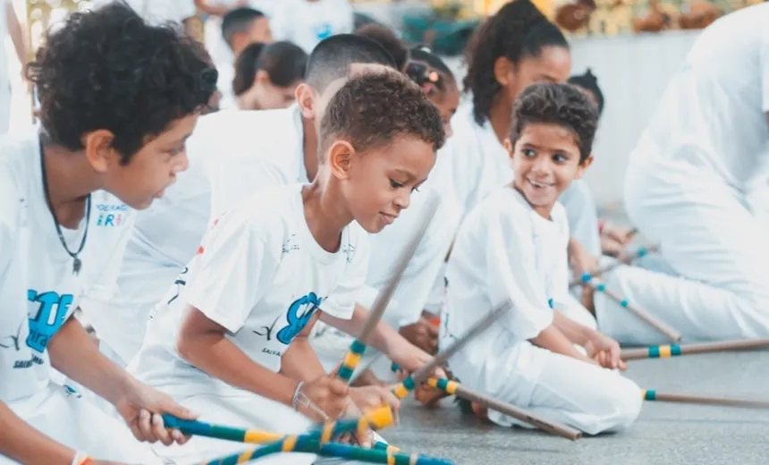 Gratuito: projeto oferece aulas de capoeira e acompanhamento pedagógico para crianças e adolescentes