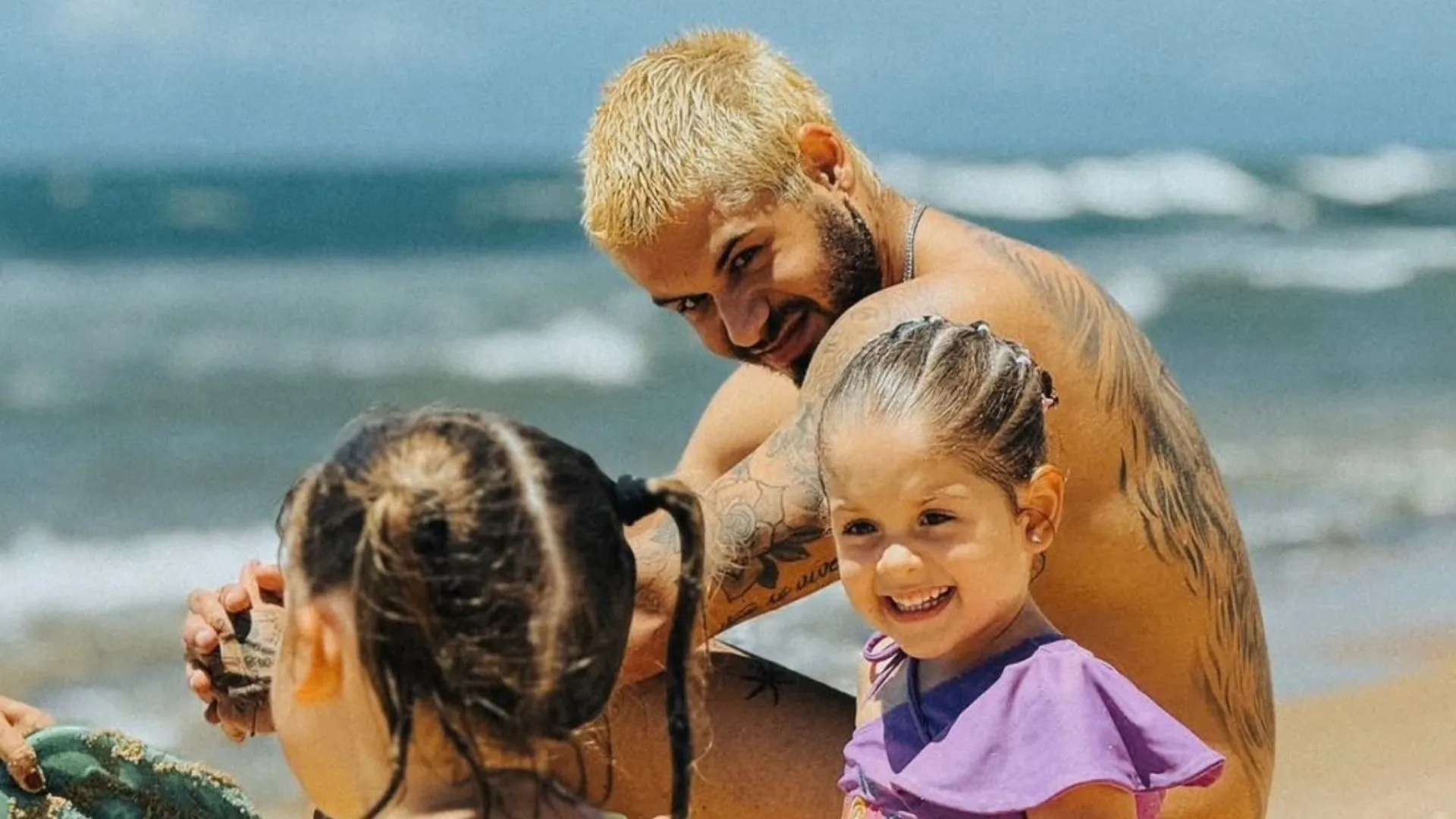 Zé Felipe aproveita final de semana na Bahia e visita Projeto Tamar