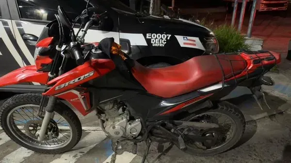 Dois homens são presos com arma e moto roubada no Costa Azul, em Salvador