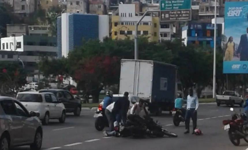 Duas motos e um carro se envolvem em acidente na Avenida Juracy Magalhães