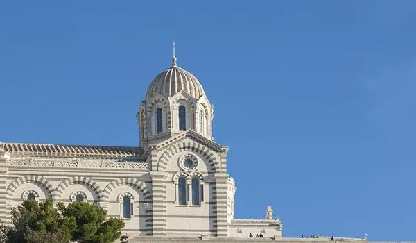 Mulher decapitada e homem degolado: ataque em basílica na França deixa três mortos 