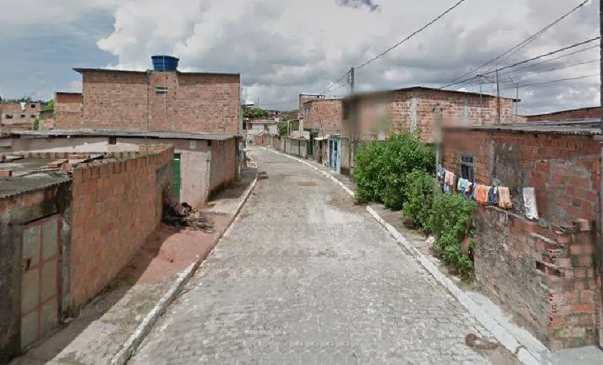 Mulher tem casa invadida por homens encapuzados e leva três tiros em Simões Filho
