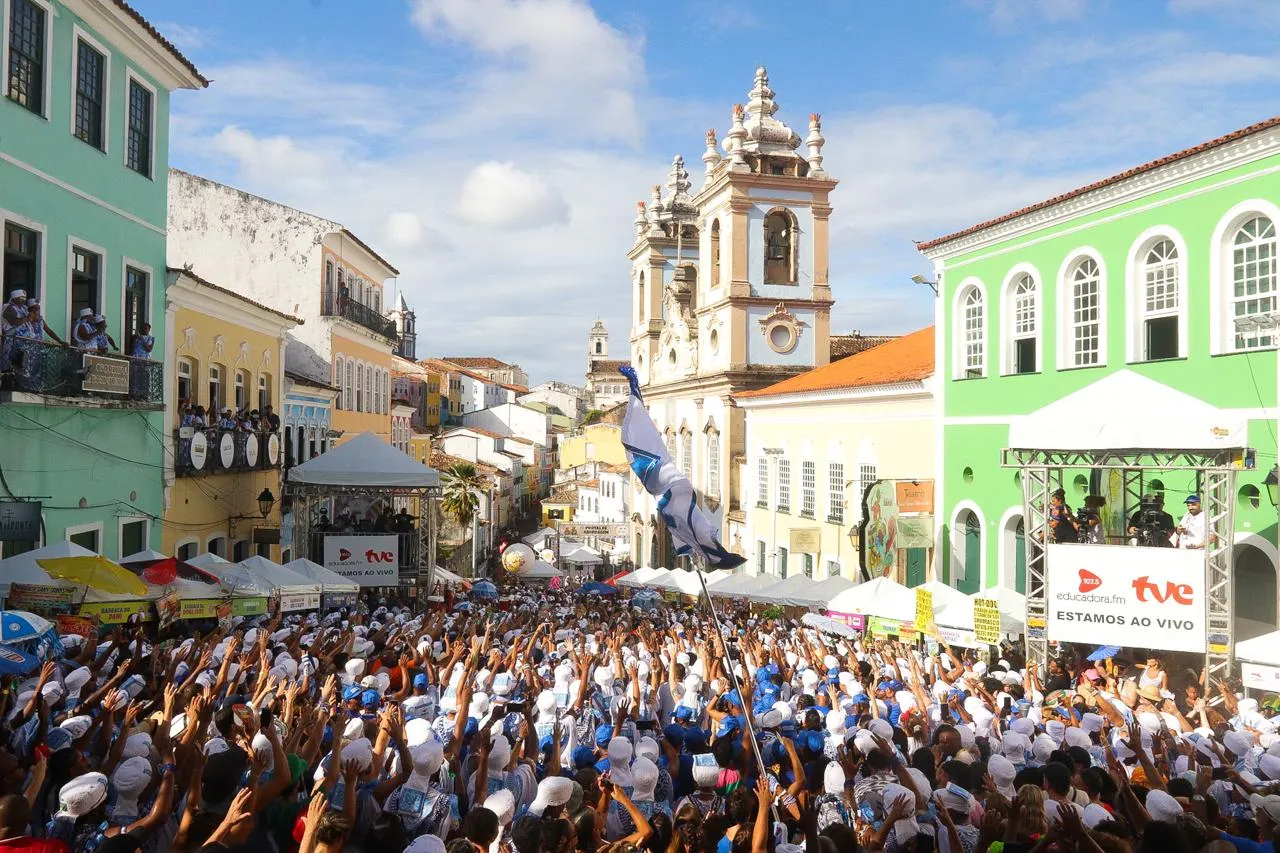 Pregando comunicação e paz, Filhos de Gandhy iniciam desfile no Carnaval