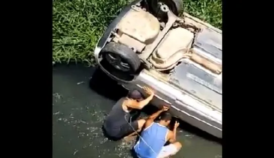 VÍDEO: condutora capota carro, cai em córrego e é salva por populares na Avenida 29 de Março