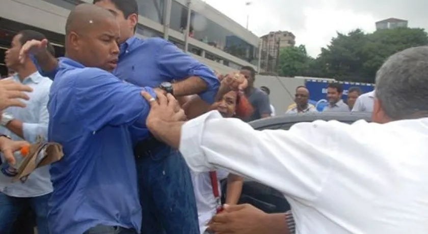 IMAGEM POLÊMICA: Sem relação com prefeitura, homem que aparece carregando ACM Neto é acusado de homicídio e pedofilia; Advogado rebate