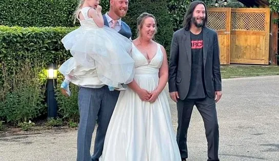 Após convite em bar de hotel, ator Keanu Reeves aparece de surpresa em casamento