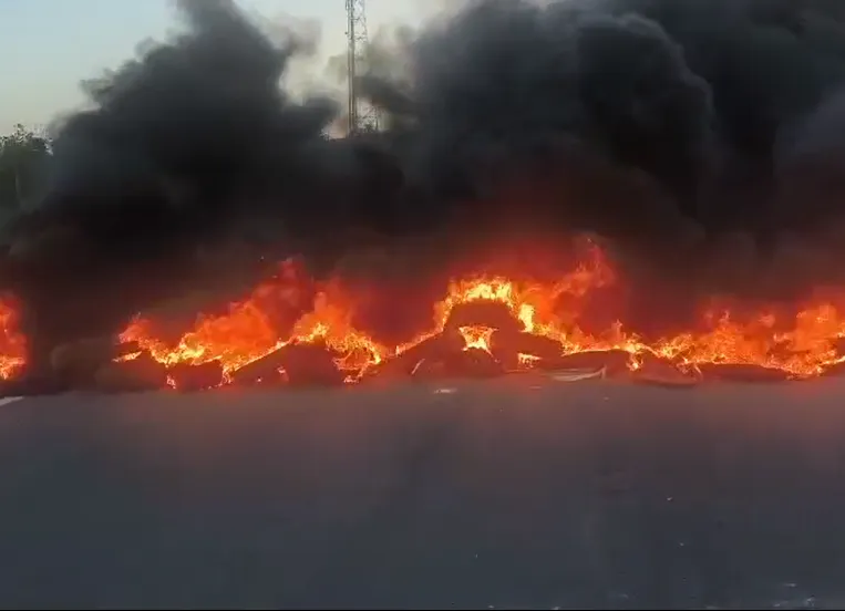 Moradores de Guarajuba protestam contra falta de água e queimam pneus