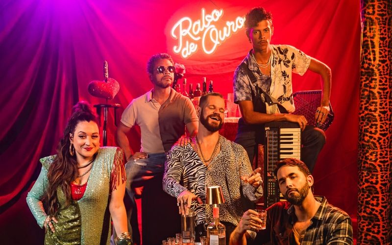 ARROCHA &eacute; uma com&eacute;dia musical baiana que mistura teatro, dan&ccedil;a e os maiores cl&aacute;ssicos do arrocha para contar hist&oacute;rias de amor e sofr&ecirc;ncia/Foto: Divulga&ccedil;&atilde;o