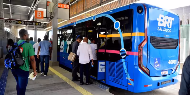 O sistema é completamente integrado com o metrô e o sistema de ônibus convencional (Integra), permitindo o uso de cartões como o Salvador Card/Foto: Jefferson Peixoto/Secom PMS