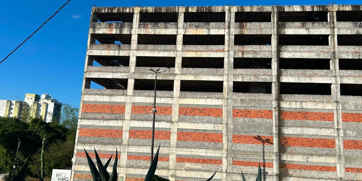 A reportagem encontrou a &aacute;rea com matagais ao redor, picha&ccedil;&otilde;es e obras inadequadas. | Foto: Victor Hernandez/Aratu On
