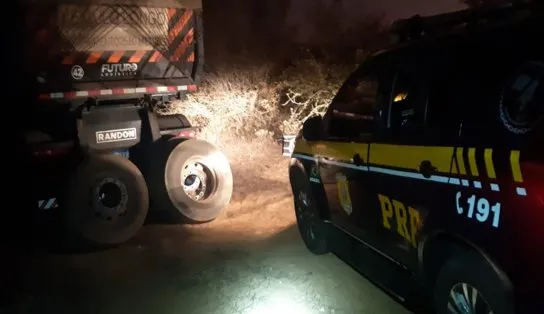 Caminhoneiro sequestrado é encontrado amarrado dentro de caminhão abandonado; suspeitos queriam roubar pneus 