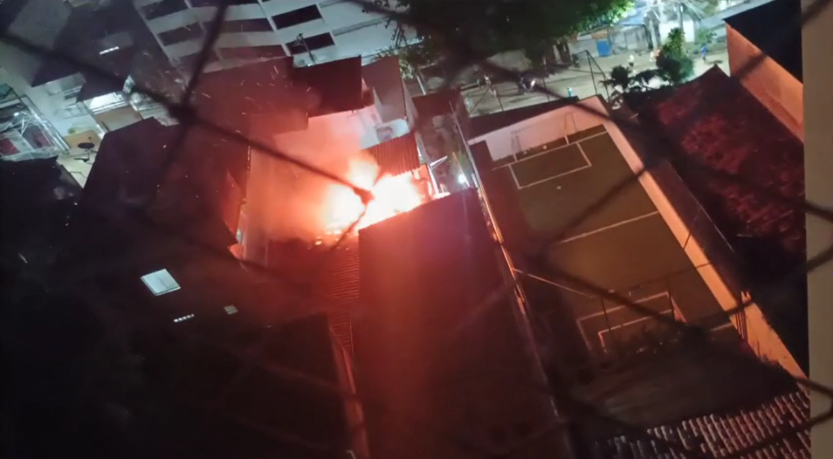 Incêndio mobilizou equipes na Rua Engenheiro Souza Lima, no bairro da Graça, e causou tensão entre moradores da região. Foto: Redes Sociais