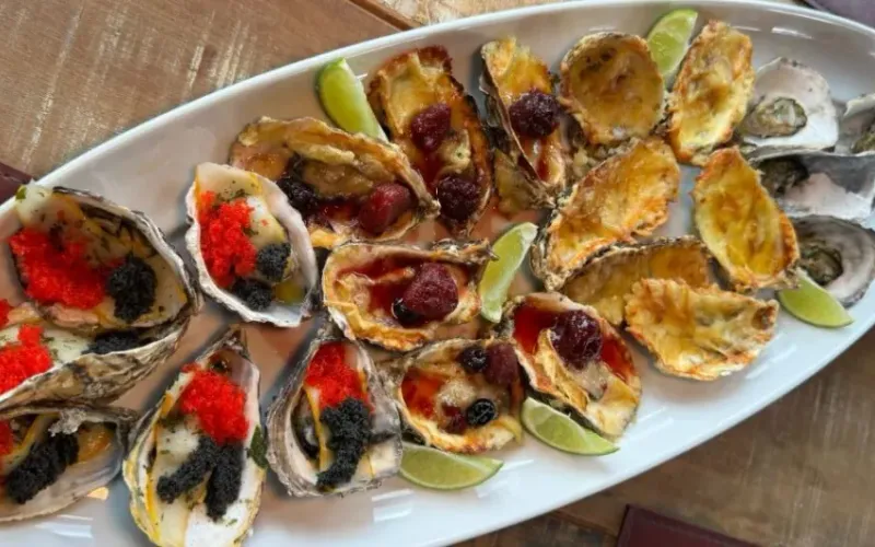 As ostras utilizadas no festival s&atilde;o selecionadas de produtores locais, valorizando ingredientes frescos e a culin&aacute;ria regional/Foto: Reprodu&ccedil;&atilde;o&nbsp;