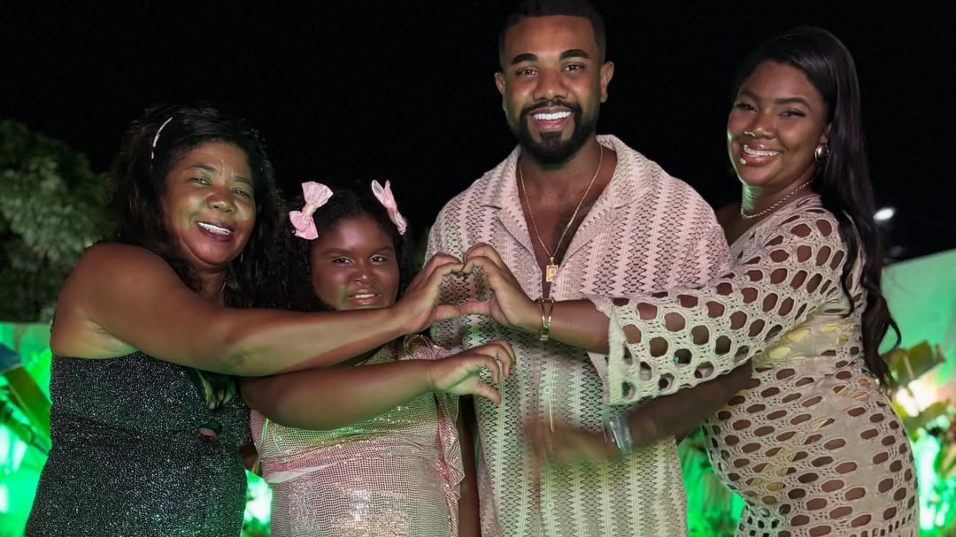 Davi Brito com a m&atilde;e e as irm&atilde;s em festa de R&eacute;veillon | Foto: reprodu&ccedil;&atilde;o/Instagram