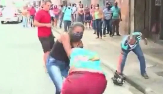 Bafafá, gritaria e confusão: mulheres brigam por lugar na fila de banco em Salvador; assista 