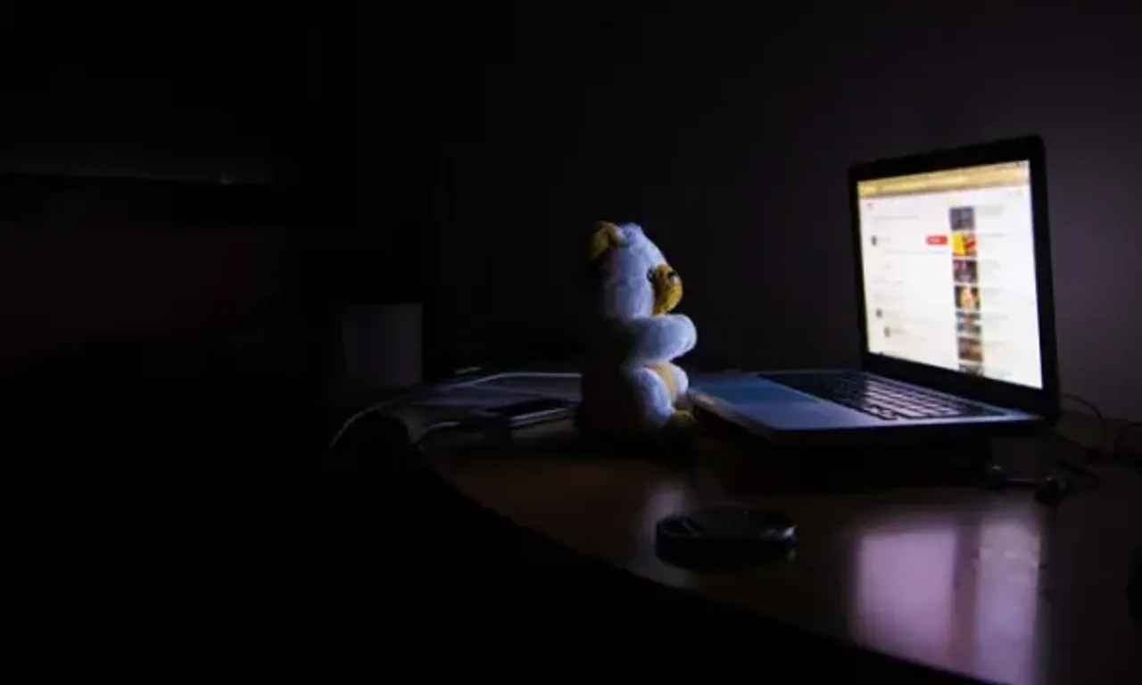 O chamado estupro virtual ocorre quando adultos manipulam ou pressionam menores a enviar conte&uacute;dos &iacute;ntimos pela internet. Quando envolve v&iacute;timas menores de 14 anos, &eacute; enquadrado como estupro de vulner&aacute;vel/Foto: Reprodu&ccedil;&atilde;o 