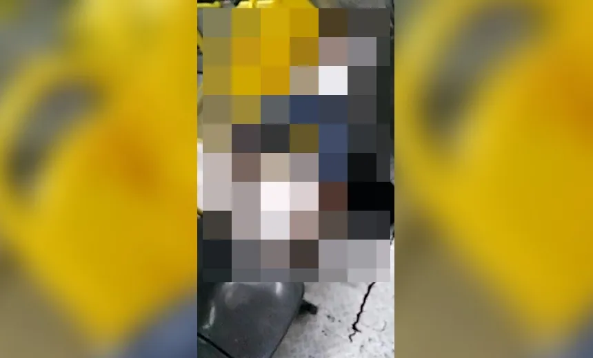 Suspeitos invadem ônibus e matam homem, na Estrada Velha do Aeroporto; Polícia investiga 