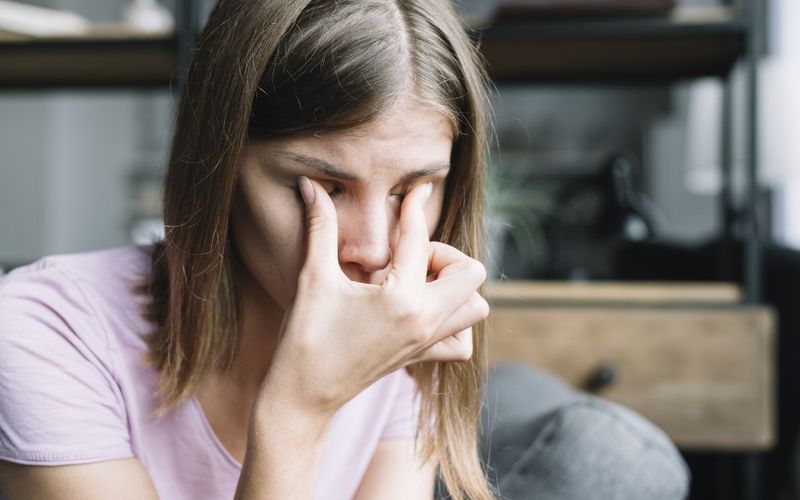 A intoxica&ccedil;&atilde;o por metanol &eacute; uma emerg&ecirc;ncia m&eacute;dica. O atraso no tratamento pode levar &agrave; cegueira permanente ou morte/Foto: Freepik&nbsp;