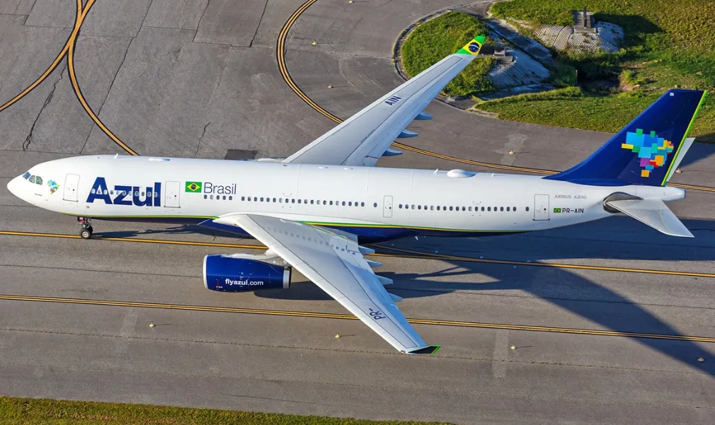 Após falha no sistema hidráulico, avião da Azul sai da pista durante pouso no Alasca