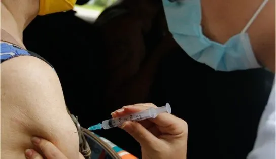 Estudante de medicina recebe seis doses da vacina da Pfizer após erro de enfermeira e caso será estudado