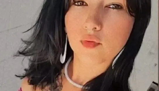 Mulher deixa bolsa cair com arma engatilhada e disparo mata filha; mãe foi autuada em flagrante