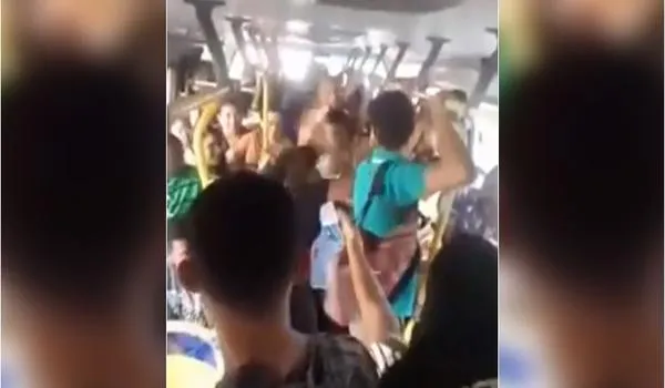 Vídeos mostram mulheres "saindo no tapa" dentro de ônibus cheio em Salvador; dívida seria a motivação