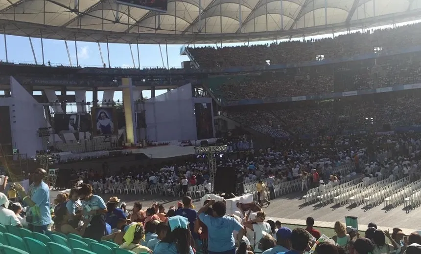 Peça teatral encena vida da Santa Dulce durante homenagens à canonização