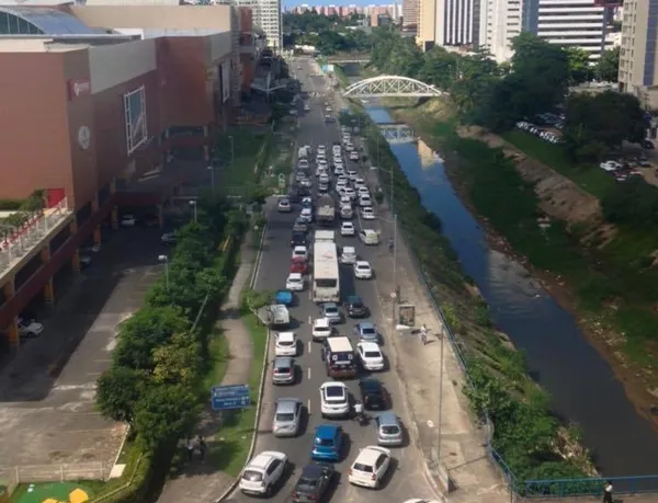 Taxistas saem em carreata pela Av. ACM em protesto contra morte de colega