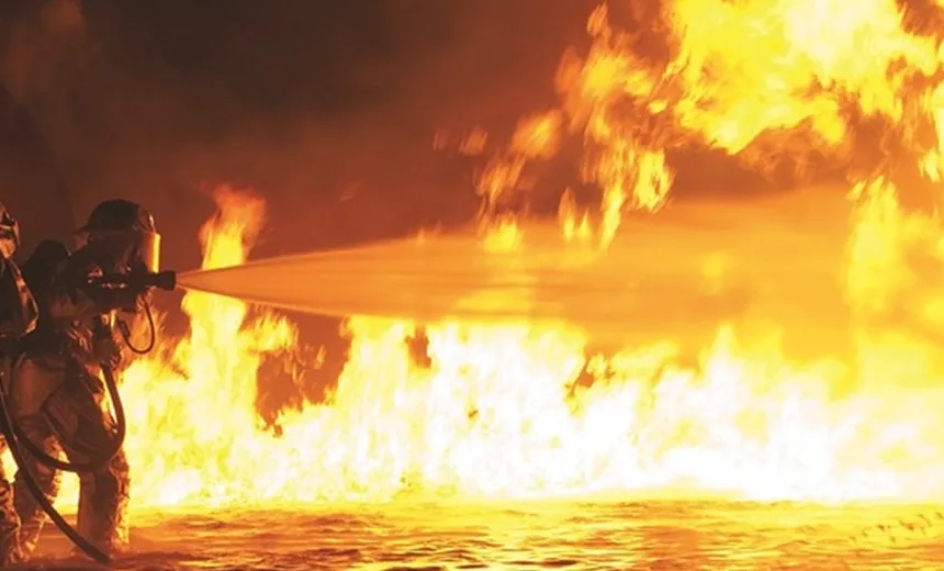 Galpão pega fogo na Estrada do Coco; Bombeiros estão no local