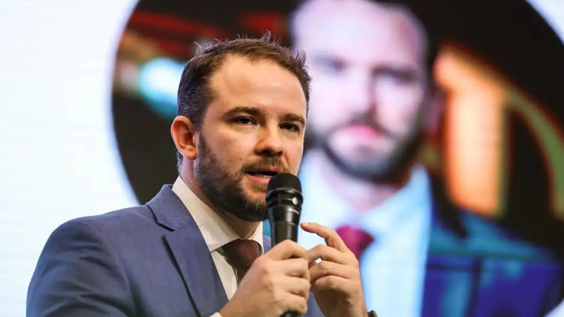 Fazenda quer liberar parte do FGTS para quitar débitos, diz ministro 