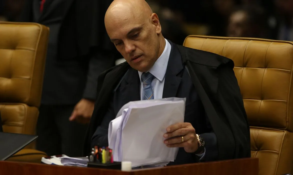 Ministro Alexandre de Moraes autoriza Bolsonaro a fazer cirurgia