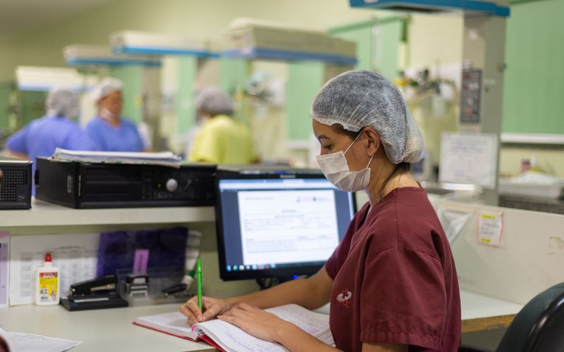 Mesmo com aumento salarial, especialistas apontam que desafios como falta de profissionais e estrutura prec&aacute;ria ainda impactam o sistema p&uacute;blico de sa&uacute;de/Foto: Reprodu&ccedil;&atilde;o&nbsp;